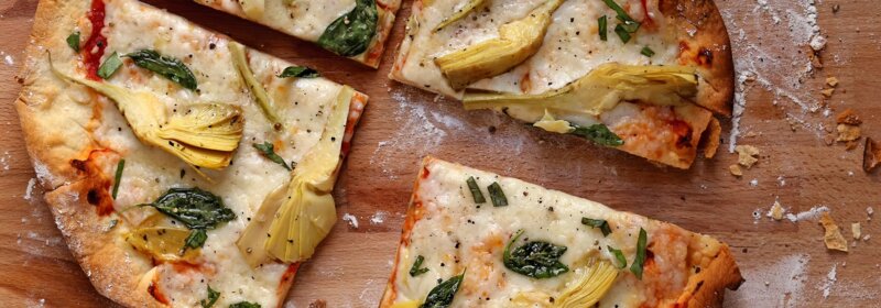 Pizza aux artichauts, prête à être dégustée